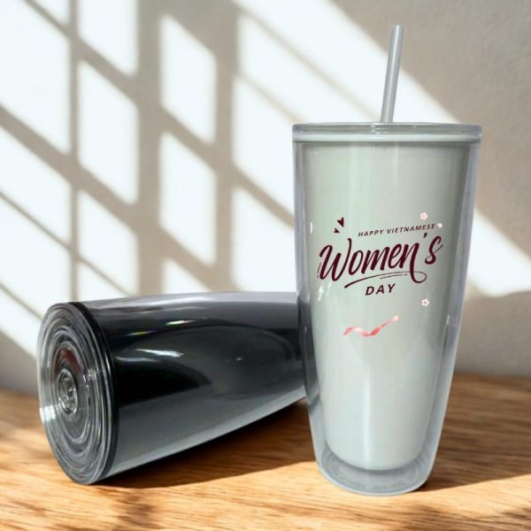 Ly nhựa được đóng gói thành hộp quà tặng dịp 20 tháng 10