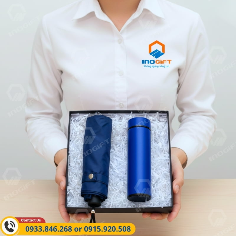 Set quà tặng gồm bình giữ nhiệt và ô cầm tay, đồng bộ màu sắc và phong cách.