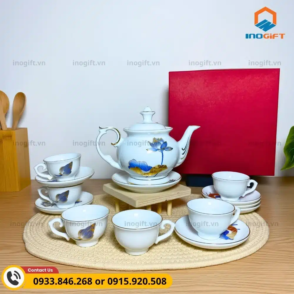 Bộ ấm chén dáng đài các hoa sen, kiểu dáng hài hòa
