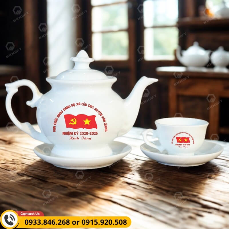 Ấm chén Bát Tràng quà chia tay cán bộ các cấp chính quyền