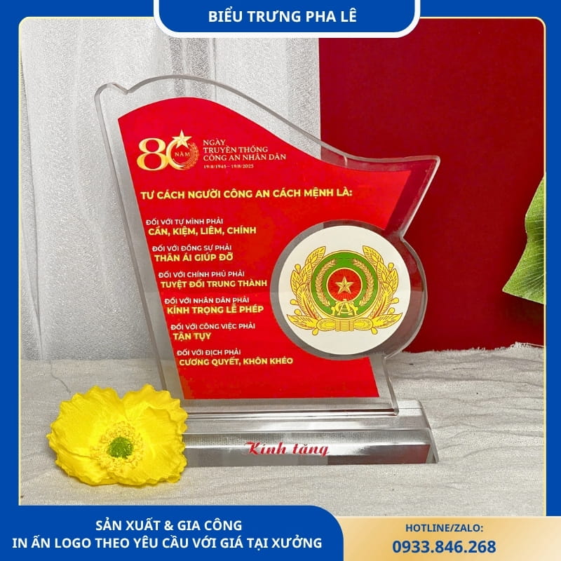 Biểu trưng tặng chiến sĩ Công an nhân dân nhân dịp 80 năm thành lập lực lượng