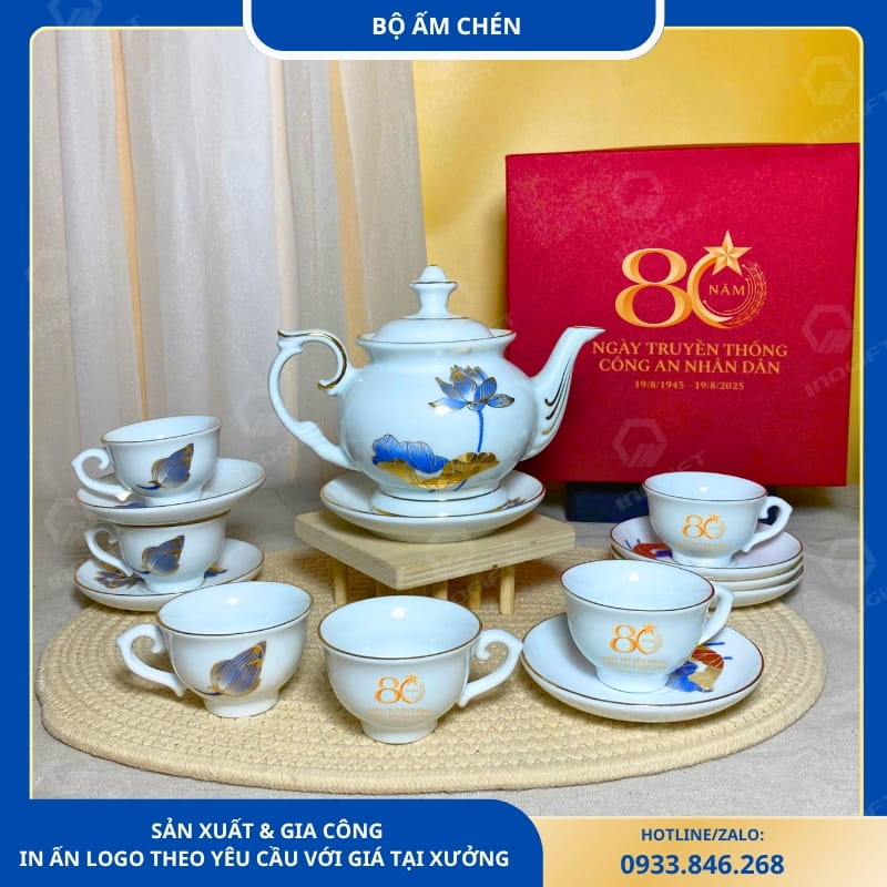 Bộ ấm chén dáng đài các hoa sen xanh in logo kỷ niệm 80 năm Công an nhân dân