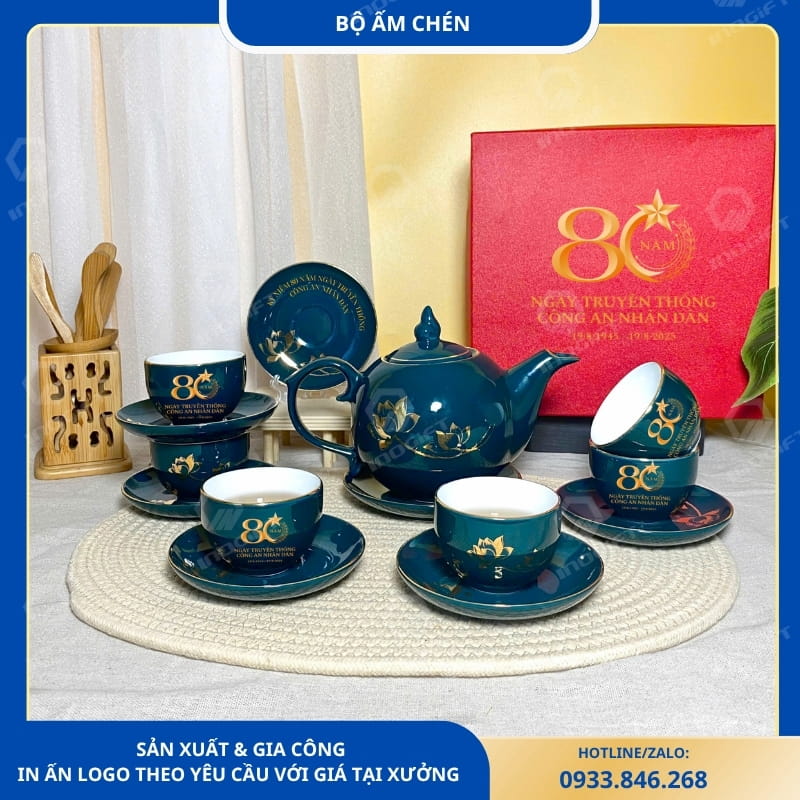 Bộ ấm chén men xanh lá họa tiết hoa sen dành tặng kỷ niệm 80 năm Công an nhân dân