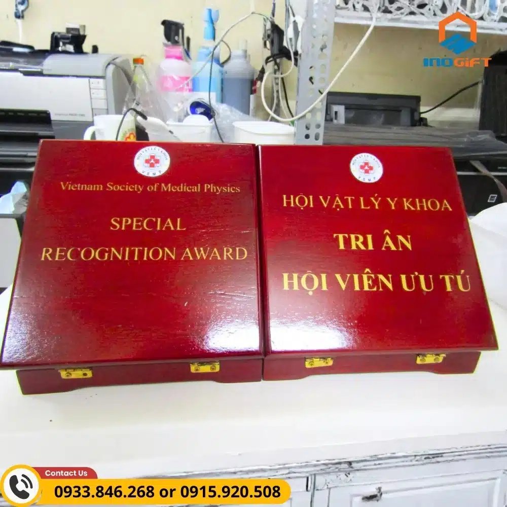 Biểu trưng gỗ gửi lời cảm ơn đến bác sĩ