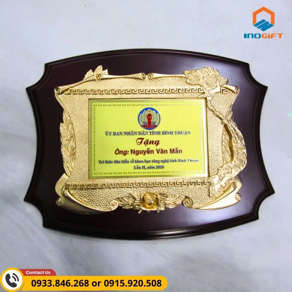 Biểu trưng gỗ đồng kỷ niệm dành tặng trí thức