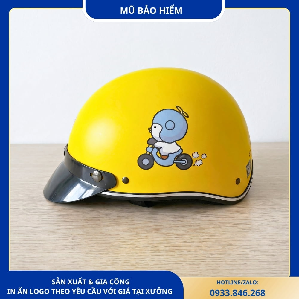 Mũ bảo hiểm trẻ em màu vàng in logo Bảo An, nổi bật và an toàn