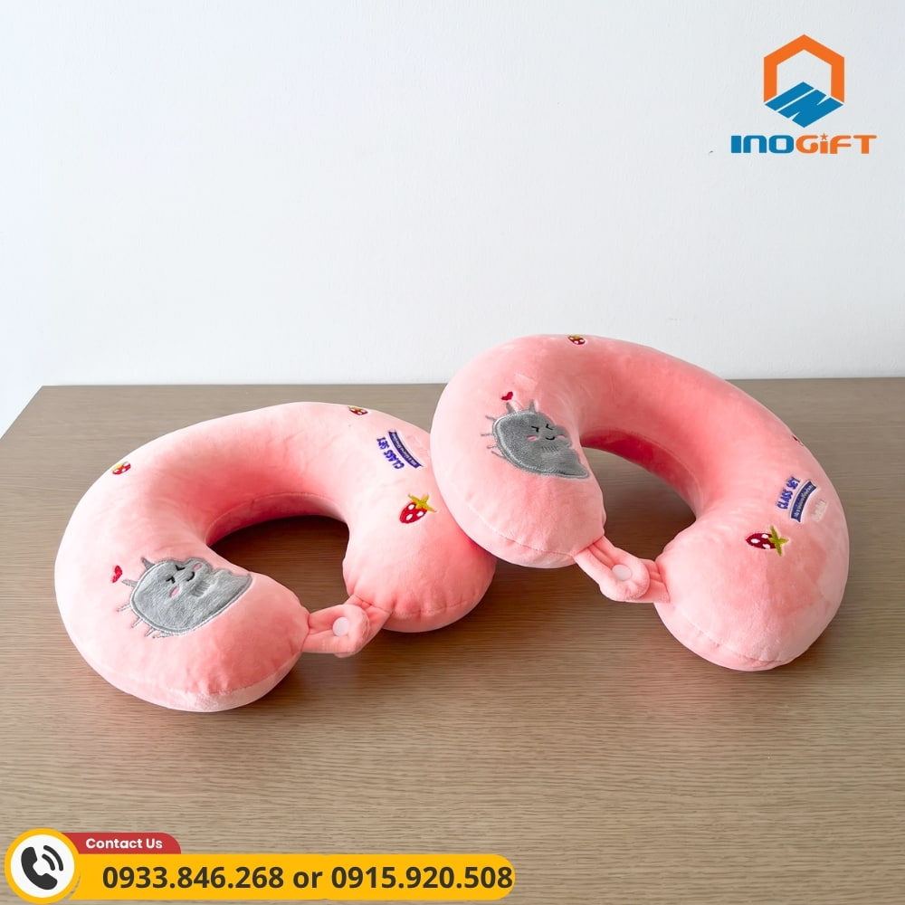 Gối chữ U cá nhân hóa với tên học sinh được thêu nổi bật