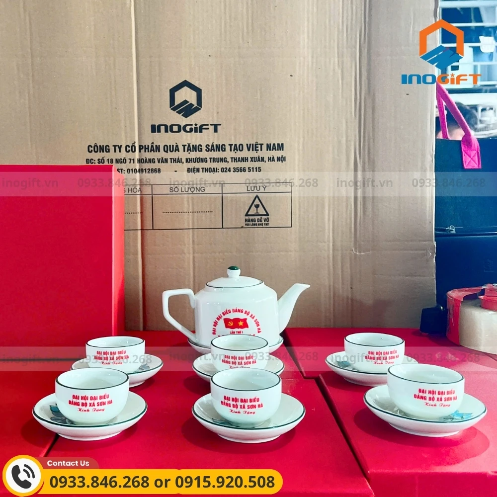 Ấm chén men kem in nội dung Đại hội Đảng xã Sơn Hà